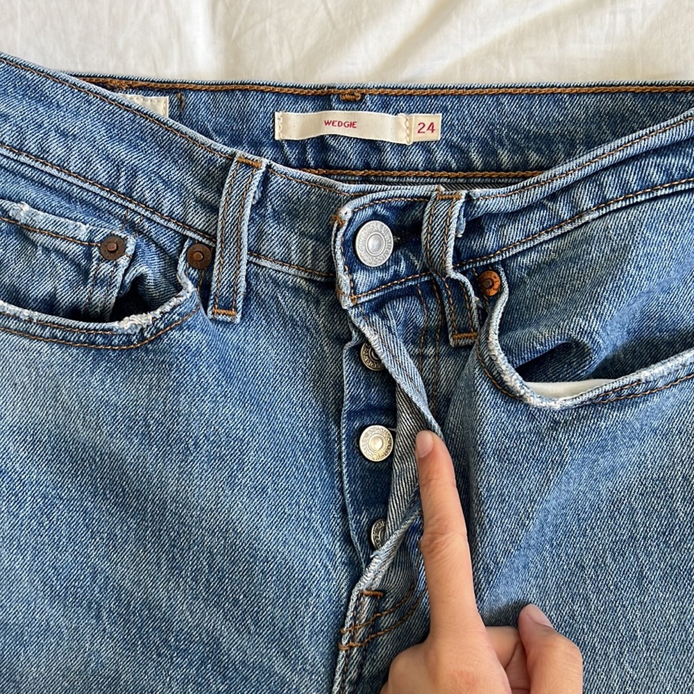 LEVI’S Wedgie Jean (24) - Picture 6 of 9